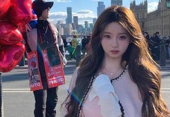 在“17吃瓜”官网打卡的分享，我倒不太在意内容，反而被“主角”的姿态吸引了。