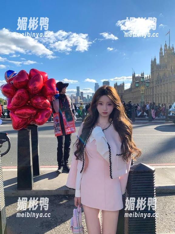 在“17吃瓜”官网打卡的分享，我倒不太在意内容，反而被“主角”的姿态吸引了。