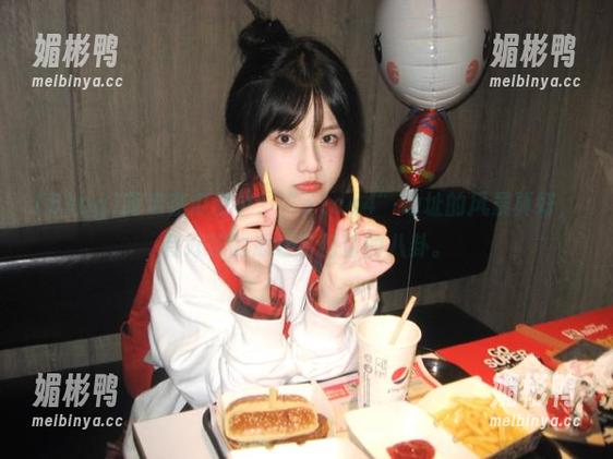 游走在瓜田中：“51cg4”地址的风景真好，有好吃的瓜还有甜蜜的八卦。