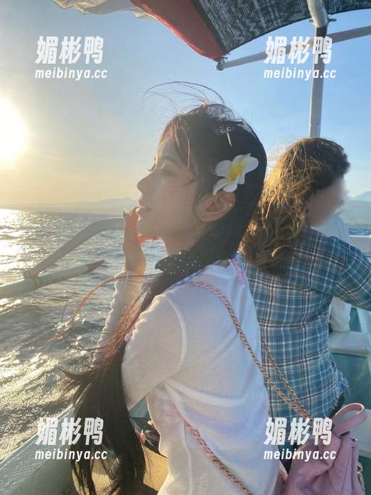 91黑料 感觉自己像个侦探,专门“观看”91黑料网搜罗职场黑料,喜感十足!
