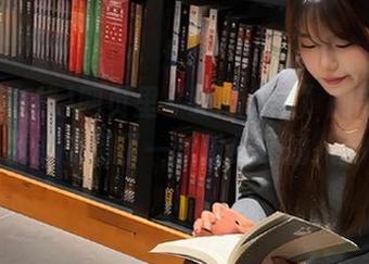 网页里“吃瓜在线”的完整版，竟让我感受到了一丝粉红色的八卦气息。