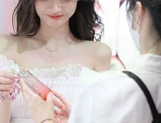 下载完扒哥黑料，瞬间成为了朋友圈话题中心，辣眼睛！