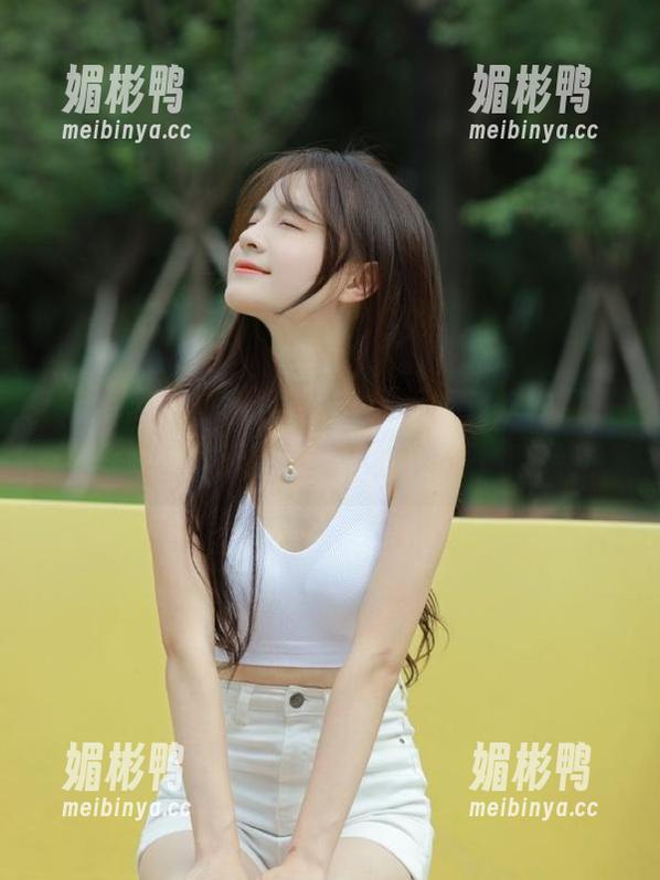 每日黑料 每日黑料苹果版:这次的瓜,不只好吃,还飘着迷人的暗香,哈哈!