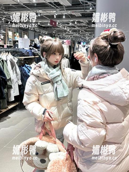 仔细很近距离的“趴哥黑料”入口，刚好能听到窃窃私语～