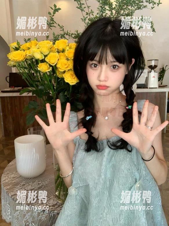 喂喂，快看！“黑料网”刚上线的新线路，下载后可以获取每日神料，不容错过！